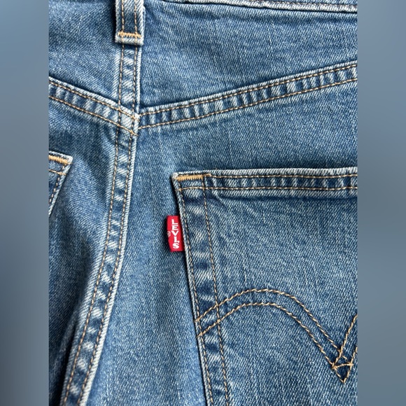 Levi women’s straight leg Jean, ankle length, medium wash - Picture 2 of 8